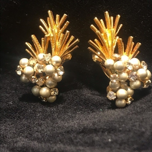 Vintage Jewelry - Vintage Clip on Glass Pearl Gold tone earrings